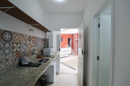 Cozinha de apartamento para alugar com 1 quarto, 20m² em Jardim Virginia, Guarujá