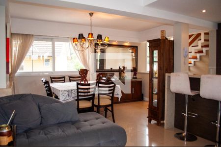 Sala de casa de condomínio à venda com 3 quartos, 240m² em Teresópolis, Porto Alegre