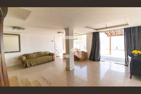 Sala de casa à venda com 5 quartos, 600m² em Piratininga, Niterói