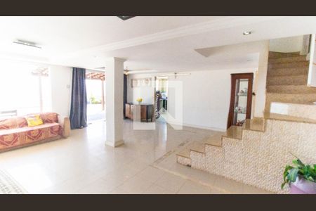 Sala de casa à venda com 5 quartos, 600m² em Piratininga, Niterói