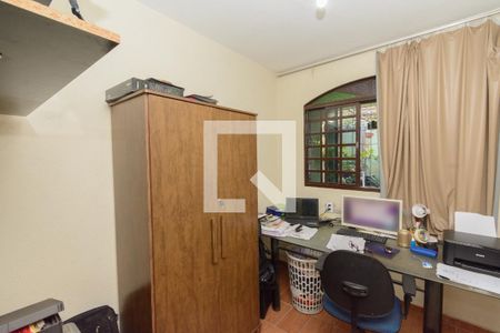 Casa1 - Quarto 1 de casa à venda com 4 quartos, 303m² em Brasil Industrial (barreiro), Belo Horizonte