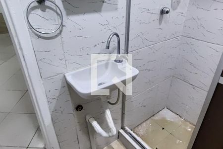 Banheiro de kitnet/studio para alugar com 1 quarto, 60m² em Tanque, Rio de Janeiro
