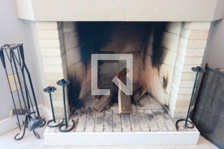 Detalhe da sala - Lareira de casa de condomínio à venda com 3 quartos, 222m² em Vila Conceição, Porto Alegre