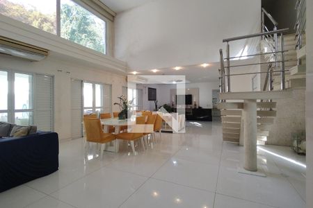 Sala de casa de condomínio para alugar com 4 quartos, 600m² em Jacarepaguá, Rio de Janeiro