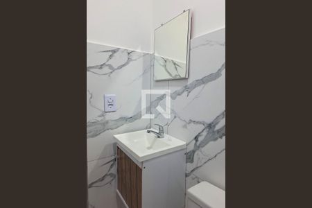 Banheiro de casa à venda com 1 quarto, 21m² em São Lourenço, Niterói