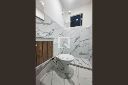 Banheiro de casa à venda com 1 quarto, 21m² em São Lourenço, Niterói