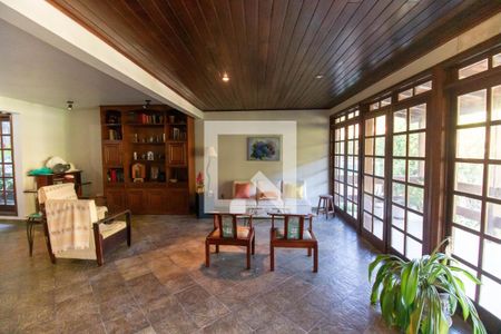 Sala de casa de condomínio à venda com 4 quartos, 336m² em Itaipu, Niterói