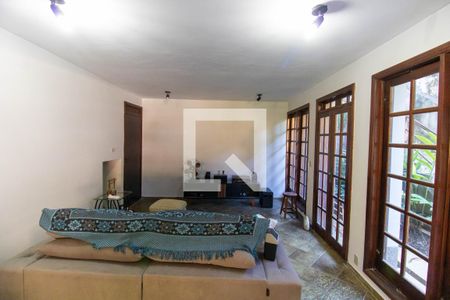 Sala de casa de condomínio à venda com 4 quartos, 336m² em Itaipu, Niterói