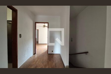 Corredor de casa para alugar com 3 quartos, 249m² em Vila Scarpelli, Santo André