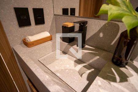 Banheiro Social de apartamento à venda com 2 quartos, 56m² em São Sebastião, Porto Alegre