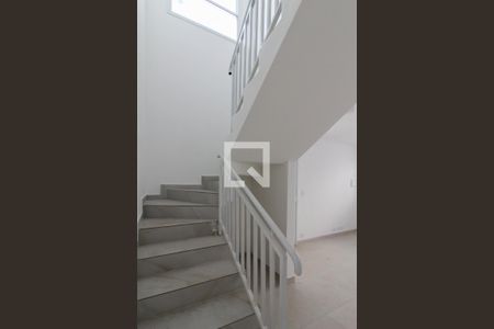 Escada de casa para alugar com 3 quartos, 194m² em Jardim Dourado, Guarulhos