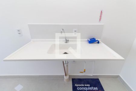 Sala/Cozinha de apartamento à venda com 2 quartos, 32m² em Vila Carmosina, São Paulo