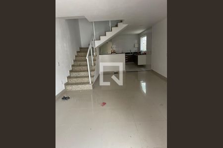 Sala de casa de condomínio para alugar com 2 quartos, 250m² em Vargem Grande, Rio de Janeiro