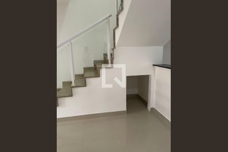Escada de casa de condomínio para alugar com 2 quartos, 250m² em Vargem Grande, Rio de Janeiro