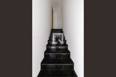 Escada de casa para alugar com 3 quartos, 180m² em Jardim Maringá, São Paulo