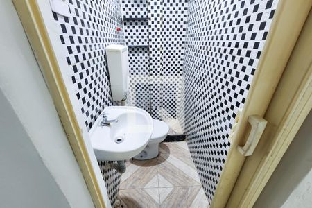 Banheiro de kitnet/studio para alugar com 1 quarto, 20m² em Santa Teresa, Rio de Janeiro