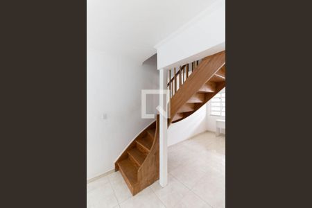 Escada de casa para alugar com 3 quartos, 140m² em Vila Deodoro, São Paulo