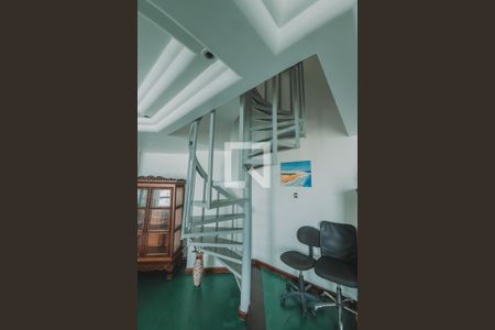 Escada de apartamento para alugar com 3 quartos, 280m² em Pituba, Salvador