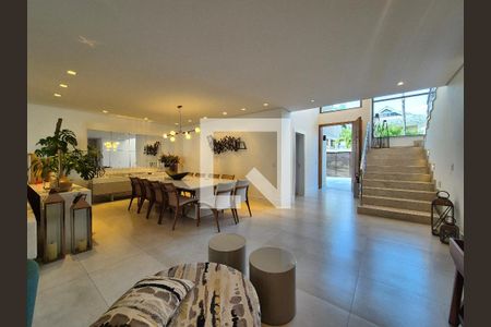 Sala de casa de condomínio à venda com 5 quartos, 680m² em Barra da Tijuca, Rio de Janeiro