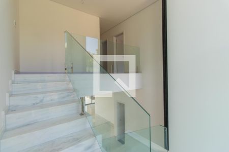 Escada entre andares de casa de condomínio para alugar com 4 quartos, 380m² em Granja Viana, Cotia