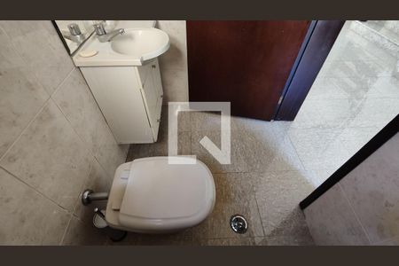 Lavabo de casa para alugar com 3 quartos, 413m² em Jardim das Oliveiras, São Paulo