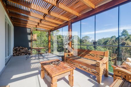 Varanda de casa à venda com 3 quartos, 400m² em Teresópolis, Porto Alegre