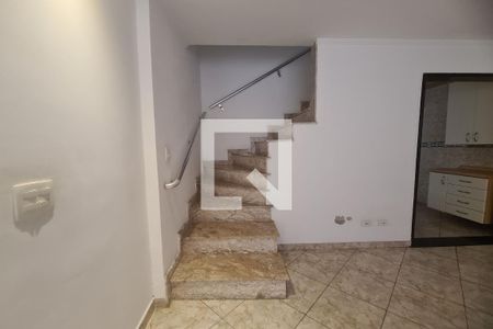 Escada de casa à venda com 3 quartos, 96m² em Vila Margarida, São Paulo