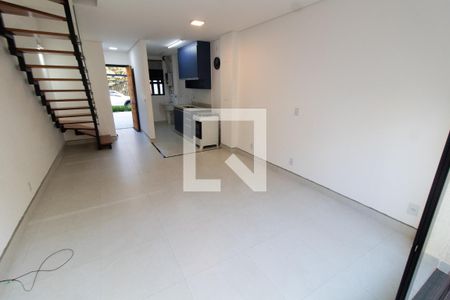Sala de casa de condomínio à venda com 2 quartos, 79m² em Bairro das Palmeiras, Campinas