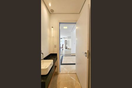 Lavabo de casa de condomínio para alugar com 4 quartos, 460m² em Jardim Prudência, São Paulo