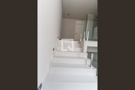 Escada de casa à venda com 4 quartos, 557m² em Residencial Quatro (Alphaville), Santana de Parnaíba