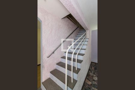 Sala - Acesso ao 2º andar de casa para alugar com 2 quartos, 210m² em Vila da Penha, Rio de Janeiro