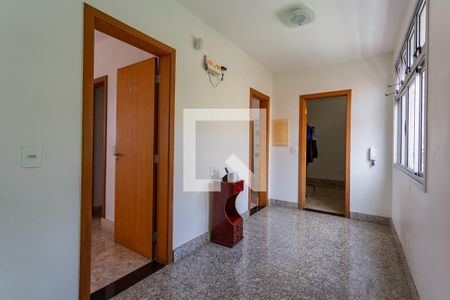 Corredor de casa à venda com 5 quartos, 480m² em Santa Tereza, Belo Horizonte