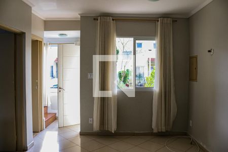 Sala de casa de condomínio para alugar com 2 quartos, 80m² em Cemucam, Cotia