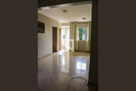 Sala de casa de condomínio para alugar com 2 quartos, 80m² em Cemucam, Cotia