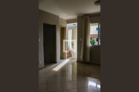 Sala de casa de condomínio para alugar com 2 quartos, 80m² em Cemucam, Cotia