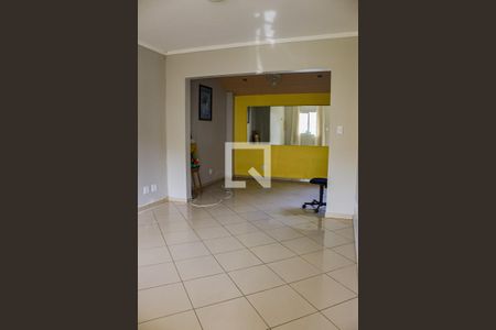 Sala de casa de condomínio para alugar com 2 quartos, 80m² em Cemucam, Cotia