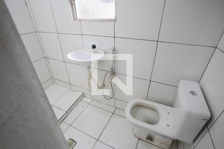 Banheiro de kitnet/studio para alugar com 1 quarto, 29m² em Curicica, Rio de Janeiro