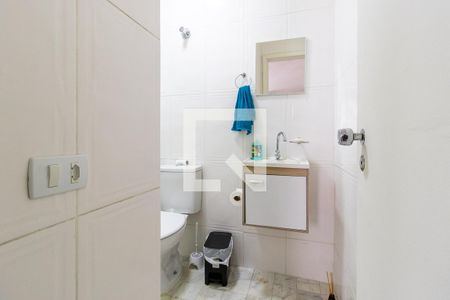 Banheiro Social de kitnet/studio para alugar com 1 quarto, 35m² em Centro, Curitiba