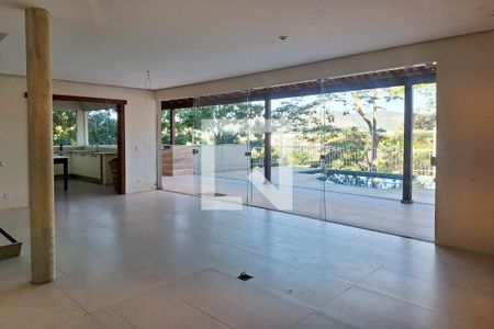 Sala de casa de condomínio para alugar com 4 quartos, 531m² em Itaipu, Niterói