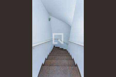 Escada de casa para alugar com 4 quartos, 500m² em São Domingos, São Paulo