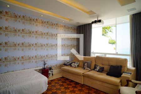 Sala de TV de casa de condomínio à venda com 7 quartos, 491m² em Charitas, Niterói