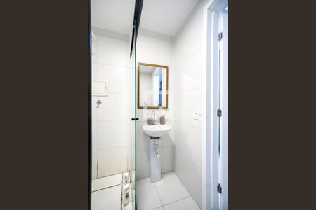 Banheiro de kitnet/studio para alugar com 1 quarto, 23m² em Vila Esperança, São Paulo