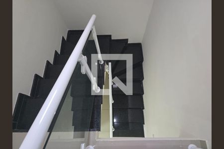 Escada acesso aos Quartos de casa para alugar com 3 quartos, 160m² em Parque Santo Antonio, Guarulhos