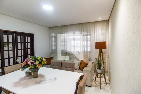 Sala de casa à venda com 4 quartos, 202m² em Jardim Tupanci, Barueri