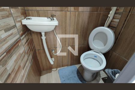 Lavabo de casa para alugar com 2 quartos, 90m² em Jardim das Oliveiras, São Paulo