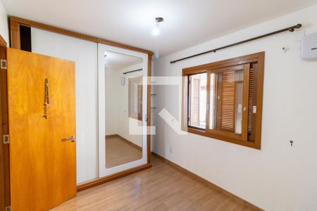 Quarto de casa de condomínio à venda com 2 quartos, 75m² em Teresópolis, Porto Alegre