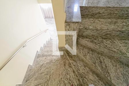 Escada de casa à venda com 3 quartos, 105m² em Santa Terezinha, Belo Horizonte