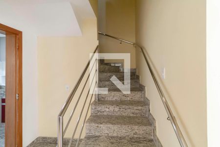 Escada de casa à venda com 3 quartos, 105m² em Santa Terezinha, Belo Horizonte