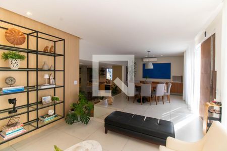 Sala de casa de condomínio para alugar com 5 quartos, 400m² em Itaipu, Niterói