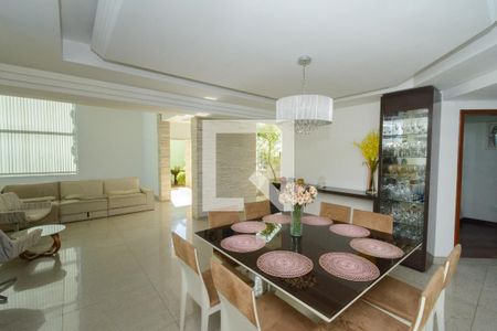 Sala de casa à venda com 3 quartos, 500m² em Jardim Riacho das Pedras, Contagem